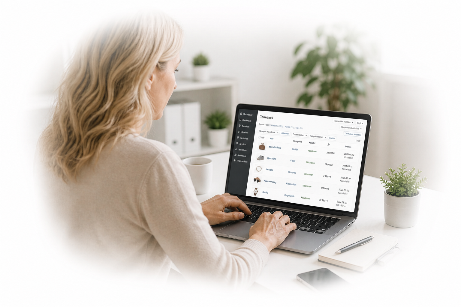 Vidám női munkatárs számítógép előtt – webshop termékfeltöltés precízen és pontosan